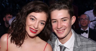 Lorde ruhájába belevarrtak egy nagyon fontos üzenetet
