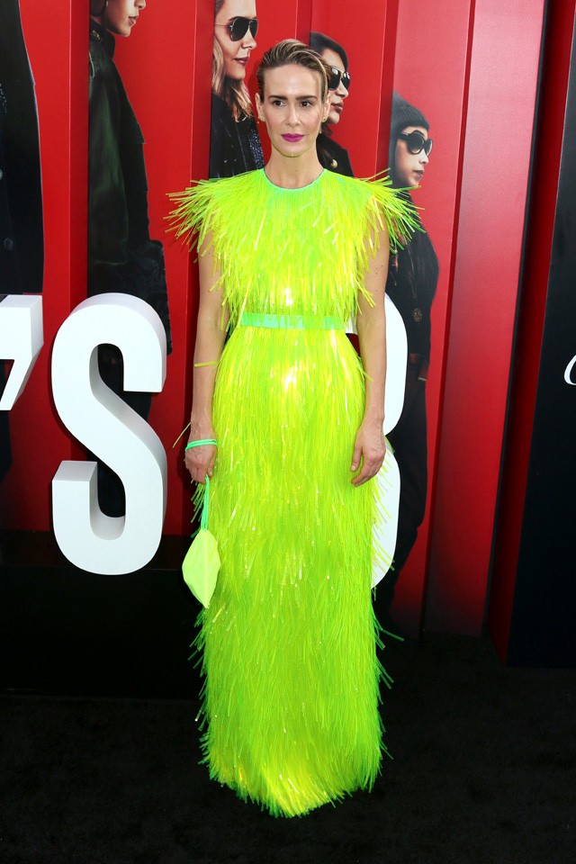 Sarah Paulson felvette a világ leglehetetlenebb színű ruháját az Ocean´s 8 premierjére