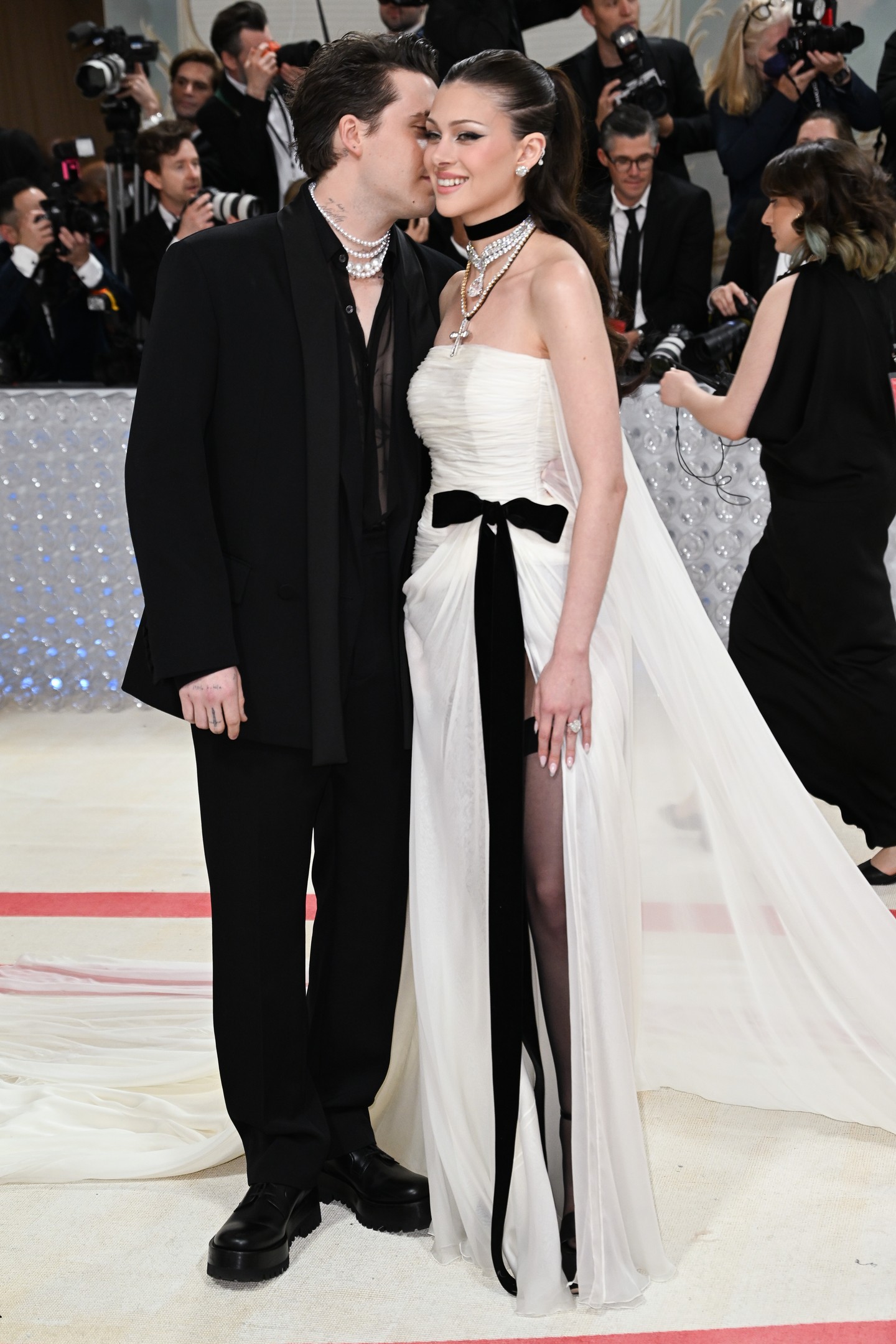 A 2023-as Met-gálán úgy festettek, mintha egyenesen az esküvőjükről érkeztek volna a  vörös szőnyegre. 