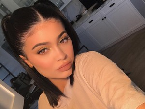 Melltartó? Minek? Kylie Jenner cicit villant!