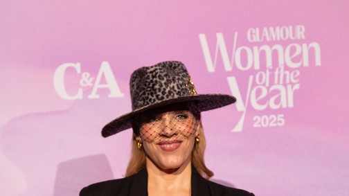 Igen, ez a nő itt tényleg Tóth Vera: az énekesnő káprázatos ruhában érkezett a GLAMOUR Women of the Year pink szőnyegére