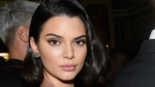 Kendall Jenner mindenkinek a bugyiját mutogatta