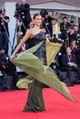 Nina Dobrev istennőként tündökölt pánt nélküli, flitterekkel díszített Armani Privé kreációjában. 