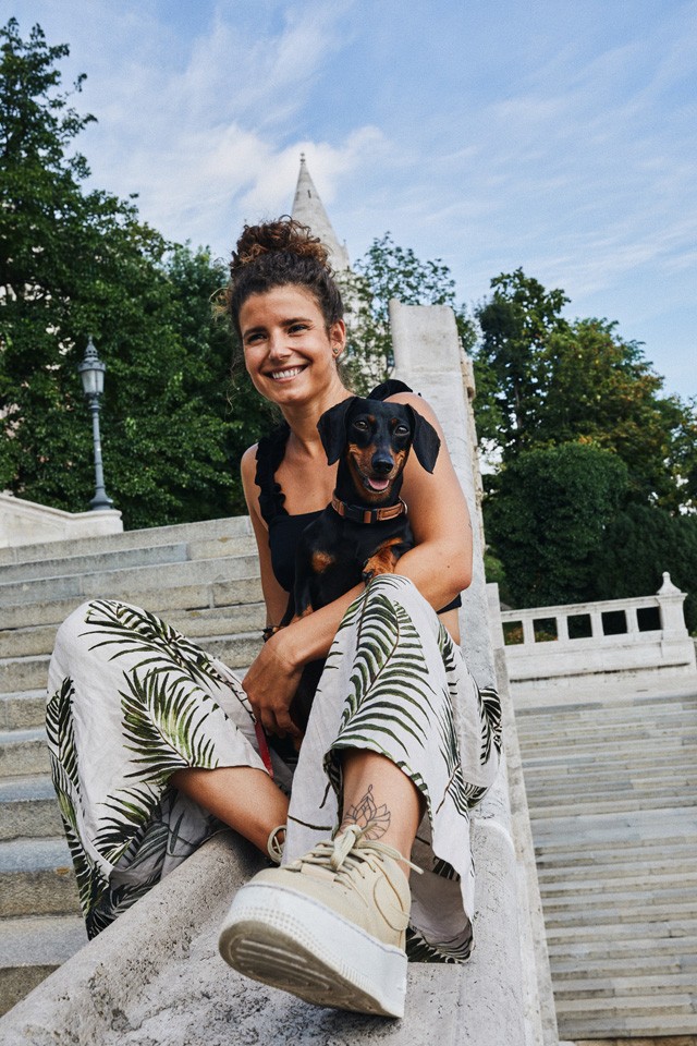 Kozák Alexandra szettje tökéletesen passzol a Halászbástyához