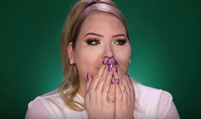 Ilyen Drew Barrymore smink nélkül és tökéletes sminkben