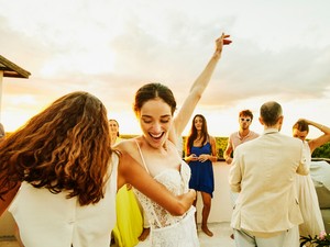 Nemcsak a TikTokon, a hús-vér házasulandók körében is hasít az anti-bride trend, mi pedig odáig vagyunk érte