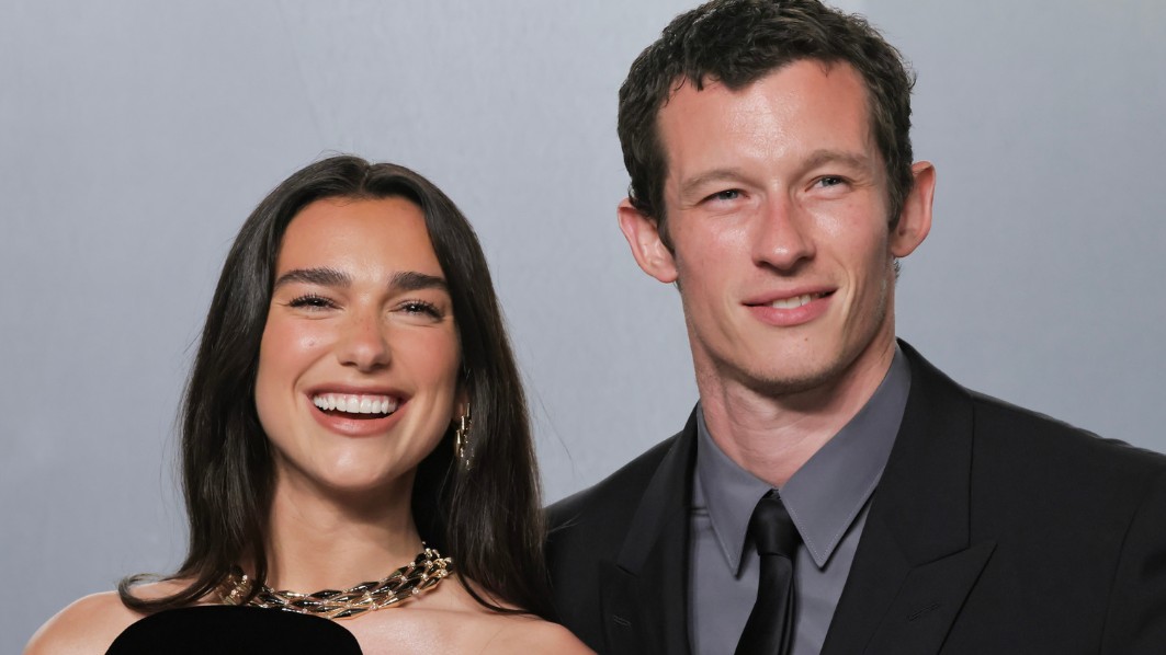 Dua Lipa és Callum Turner két éve járnak, azóta ők Hollywood egyik kedvenc szerelmes sztárpárja