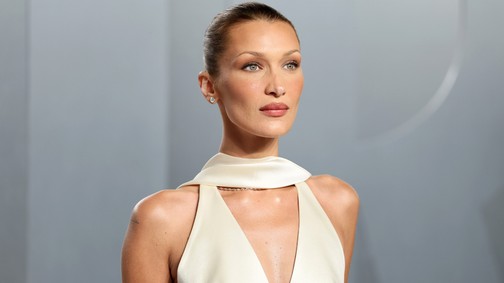 Bella Hadid nem sokat bízott a képzeletre, csupán flitterek takarják a modell testét friss fotóin