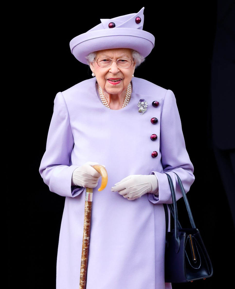 II. Erzsébet királynő részt vesz a fegyveres erők felvonulásán a Holyroodhouse palota kertjében,  2022. júniusában. 