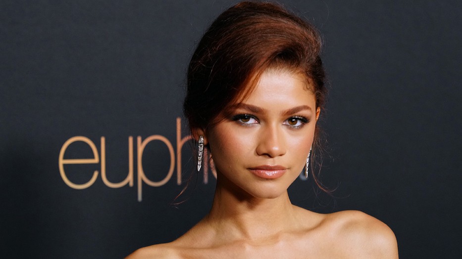Zendaya nagyon erősen indítja a 2022-es vörös szőnyeges szezont: 30 éves ikonikus darabot húzott elő