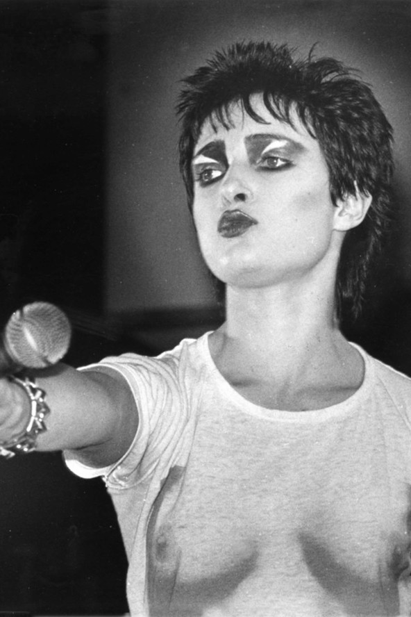 Siouxsie jellegzetes színpadi sminkje a 70-es évekből