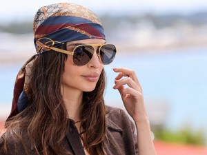 Emily Ratajkowski meztelen fotójától lángol az internet, mindössze egy baseball sapkát visel a modell