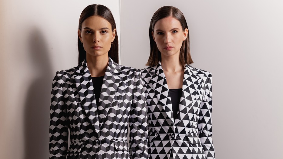 Női kollekcióban folytatódik Lakatos Sándor játéka a fekete-fehér mintákkal