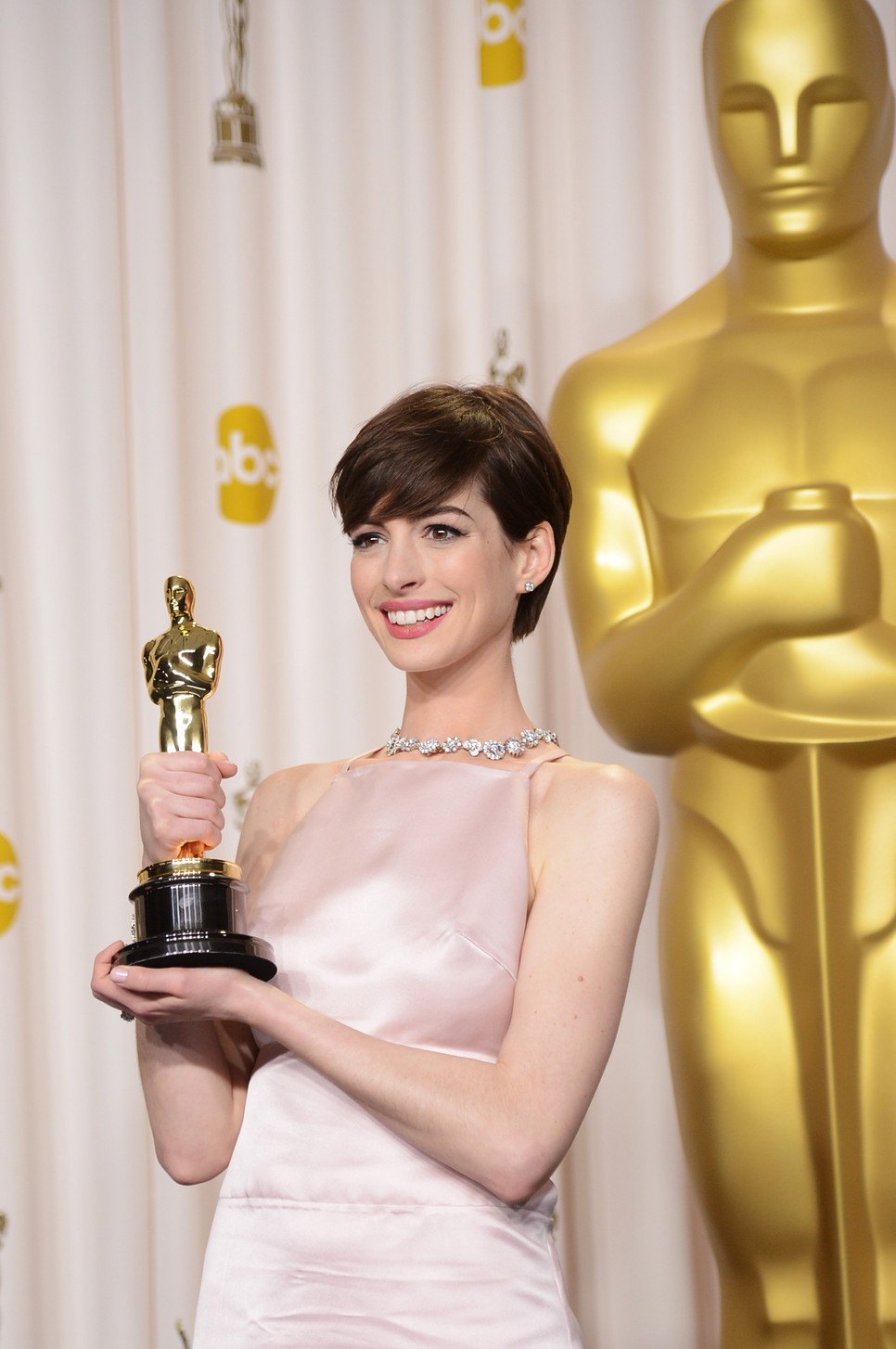 Anne Hathaway rövid hajra váltott: Nézd meg a végeredményt