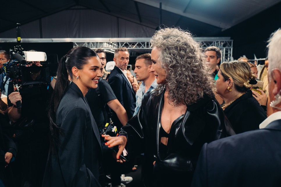 Kendall Jenner és Andie McDowell a backstageben