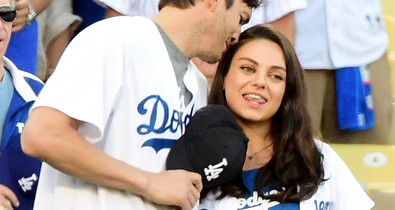 Mila Kunis és Ashton Kutcher a Duna Arénában cukiskodott!