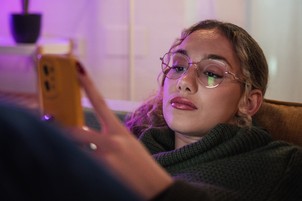 Íme a szakértő tanácsai, ha te is egyből a telefonodhoz nyúlsz, amikor unatkozol