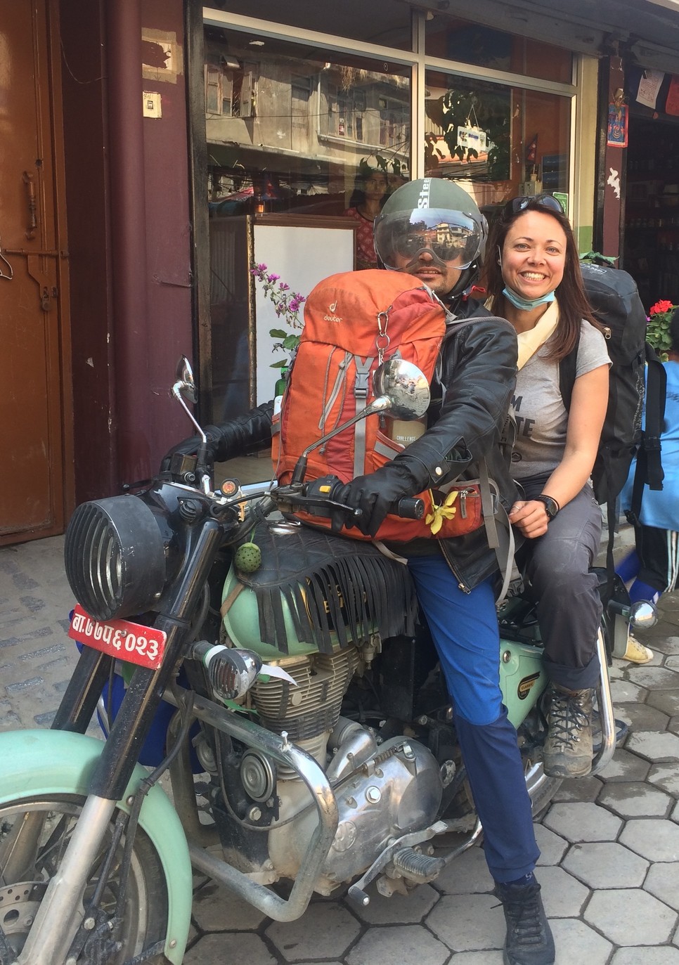 A Female Yeti utazás iránti vágya gyerekkori élményeiből ered, és felnőttként a hegyek, valamint Ázsia iránti szenvedélyében teljesedett ki.