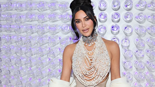 Kim Kardashian melltartó nélkül ment a párizsi divathétre, és nem kér érte elnézést