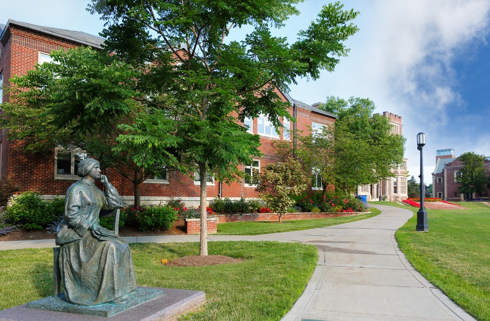 Elizabeth Blackwell szobra egykori alma matere, a mai Hobart and William Smith College campusán