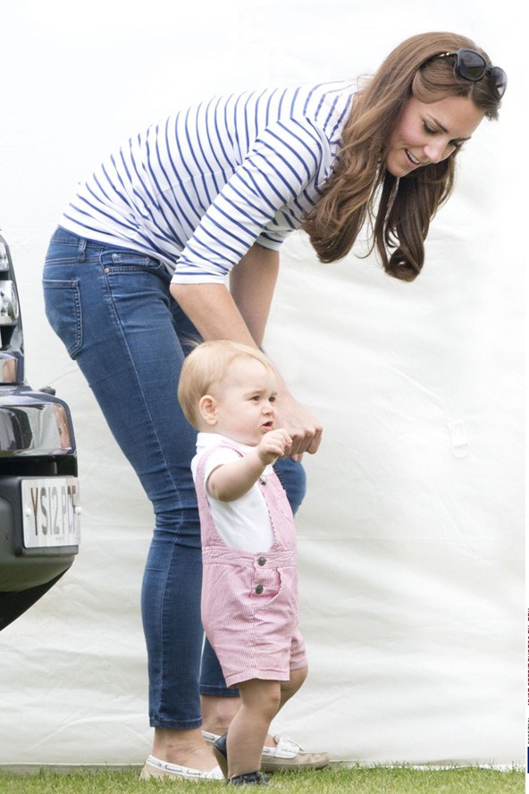 Én inkább járni akarok. Jó, ha annyira szeretnéd, akkor megfoghatod a kezem, Anya...