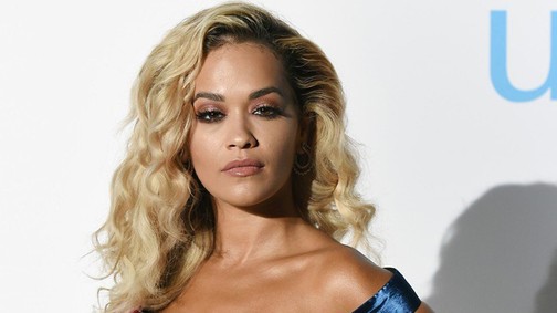 Rita Ora bugyivillantós estélyiben szexizett