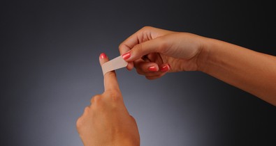 A Tesco az első cég, amely mostantól sötétebb bőrre is gyárt sebtapaszokat