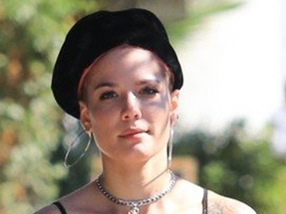 Halsey egy szál melltartóban gyászolja kapcsolatát G-Eazy-vel az utcán