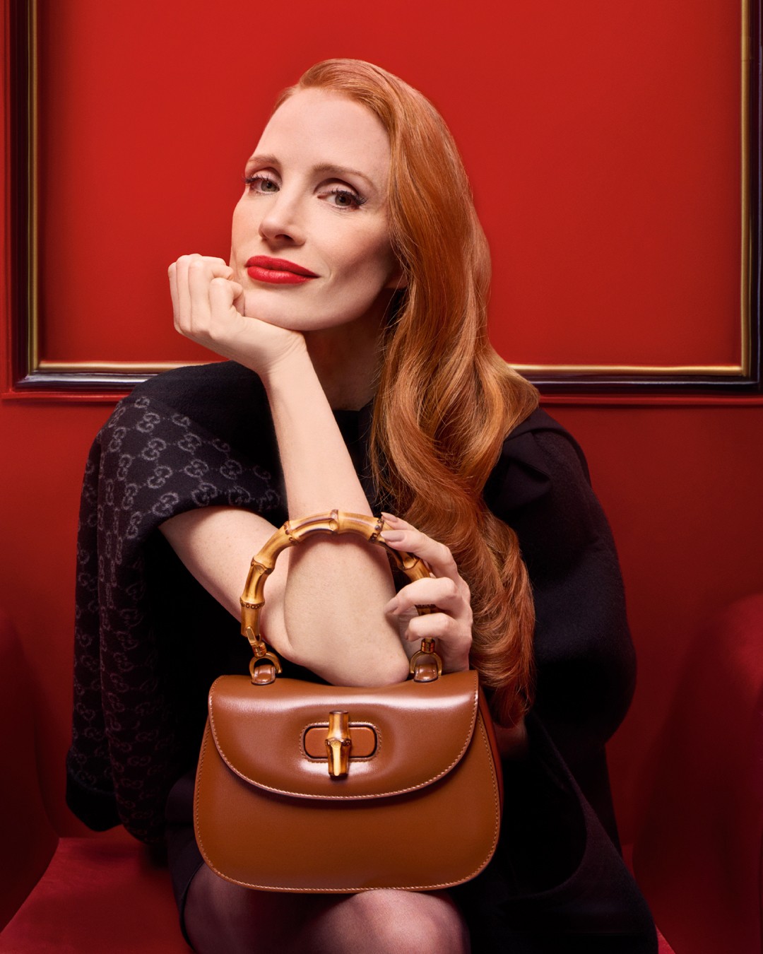 Jessica Chastain a karácsonyi időszak egyik nagy kedvencével, vörös rúzzsal hódít. 