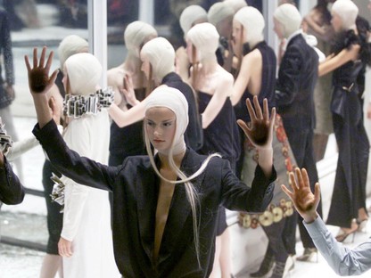 Brutális és gyönyörű: VOSS, ilyen volt a divattörténet legemlékezetesebb bemutatója