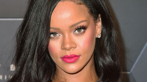 Rihanna a világ leggyönyörűbb fehér kabátjában ünnepelte új boltjának megnyitását