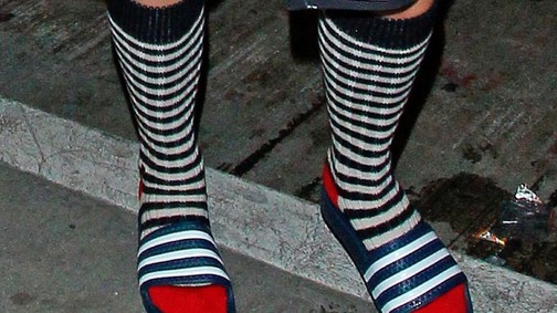 Borzasztó trend, de te is viselni fogod - uszodai papucs az utcán