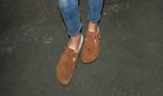 Kristen Stewart egy Birkenstock mamuszban