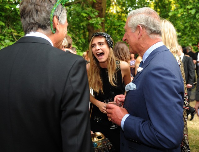 Cara Delevingne 2013-ban úgy tűnik nagyon jól érezte magát Károly herceg társaságában.