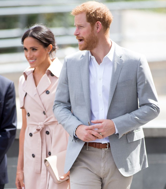 Harry herceg gyorsan igazít egyet a jegygyűrűn