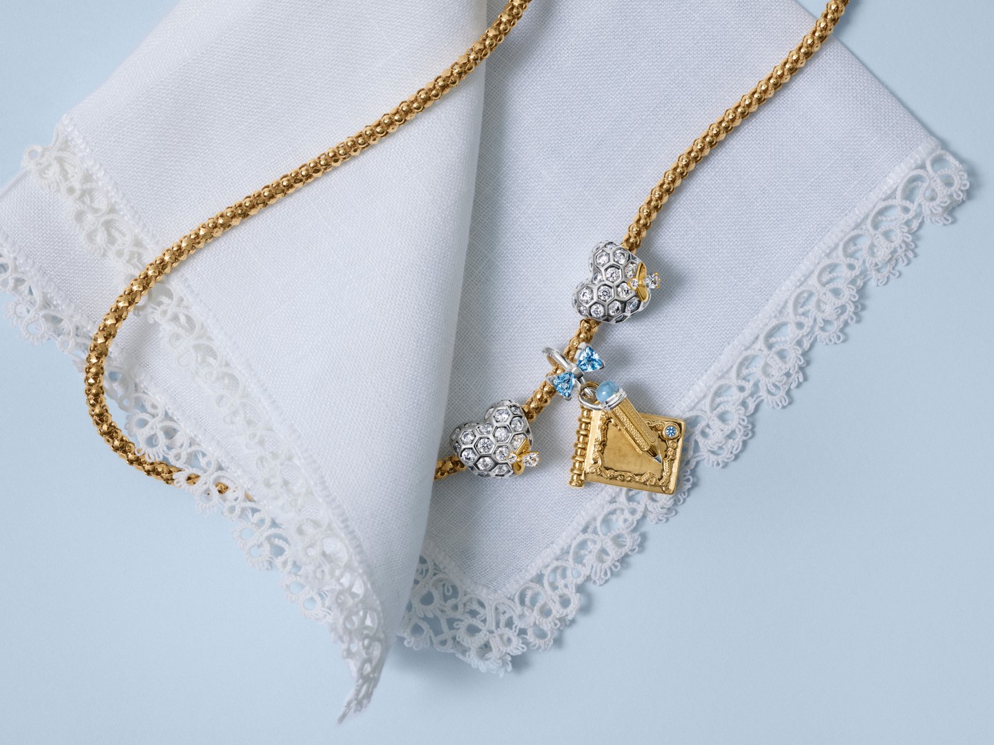 Pandora x Bridgerton charm nyaklánc az A szerelem szabályai kollekcióból 2026, méh motívumos és Lady Whistledown ihlette medálokkal