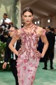 Karlie Kloss Swarovski ruhában a Met-gálán