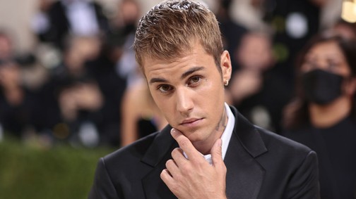 Justin Bieber gyakorlatilag félmeztelenül ment szentmisére: valósággal kikeltek magukból az énekes rajongói