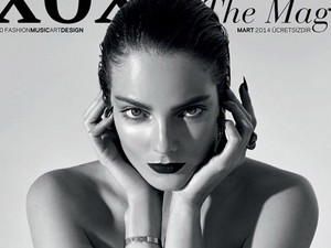 Mihalik Enikő napozik és izzik a part