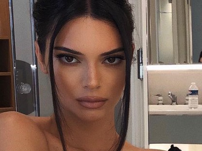 Kendall Jenner pucéran borozgat és ezzel a fotóval még Kim Kardashianon is túltett! 