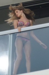 rosie huntington whiteley, topless, meztelen, szupermodell