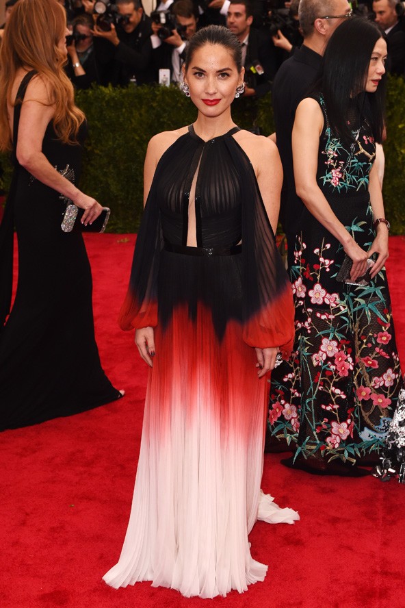 Olivia Munn J. Mendel szettben.