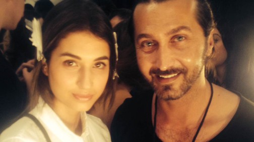 Larion Oscar a Mara Hoffman bemutatón is sminkelt