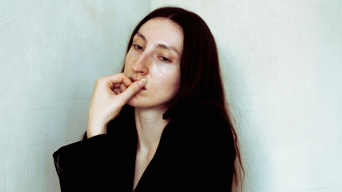 Az ismétlődő traumák és élmények hatással vannak érzelmeinkre és viselkedésünkre, amelyek feldolgozásban a tudatosság és pszichoterápiás módszerek segítenek a gyógyulás útjára lépni.