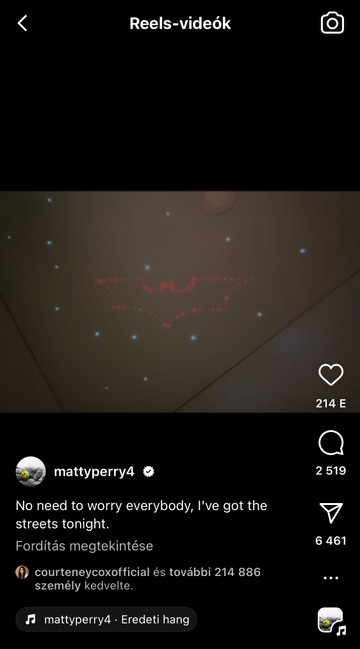 Matthew Perry október 17-én posztolt először Batman tematikájú tartalmat. Az október 17-én posztolt videón az látható, ahogyan Matthew Perry otthonában több képernyőn is a Batman fut, a mennyezetre pedig az ikonikus jelet, a Bat Symbol-t is kivetítette.