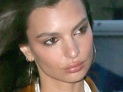 Emily Ratajkowski megmutatja, milyen az ősz legmenőbb kabátja