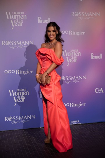 Gelencsér Tímea egy pánt nélküli, aszimmetrikus szabású Bernice Fashion ruhában pózolt a kamerák előtt 