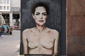 Ez a festmény Angelina Jolie-t ábrázolja a masztektómiája után. A műalkotás a színésznő 2013-as nyílt vallomására reflektál, amikor megosztotta a világgal, hogy megelőző kettős masztektómián esett át a mellrák kockázatának csökkentése érdekében. A világsztár példamutató bátorsága rengeteg olyan nő számára adott erőt, akik hasonlókon mennek keresztül.