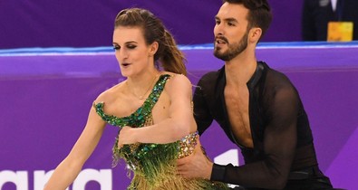 Ezt a ruhát nagyon elszabták: óriási mellvillantás a jégen!