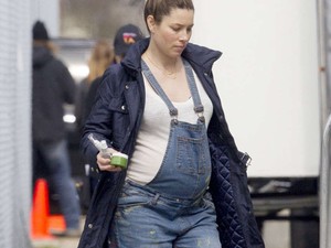 Nézd! Milyen óriási Jessica Biel pocakja